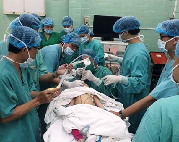 Bé 7 tháng tuổi khó thở vì hóc hạt dưa - 1 Ê-kip các khoa nội soi lấy hạt dưa cho cháu bé