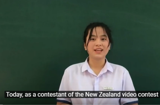 Dân mạng trầm trồ trước khả năng nói Anh ngữ của 2 teen “tỉnh lẻ” - 1 Lan Anh (lớp 11A8, chuyên Anh, trường THPT chuyên Vĩnh Phúc, tỉnh Vĩnh Phúc).