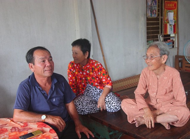 Vụ liệt sĩ trở về: Đề xuất dừng chế độ người có công với thân nhân ông Chóng - 1
Ông Chóng đang nói chuyện với mẹ ruột của mình trong ngày đoàn tụ. (Ảnh: Phạm Tâm – Hà Nguyên)