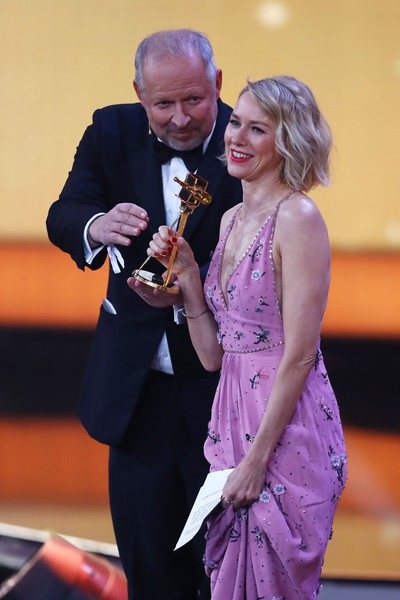 Naomi Watts: Mặt đầy nếp nhăn vẫn xinh đẹp - 9
Naomi Watts tươi tắn lên nhận giải cho nữ diễn viên xuất sắc nhất.