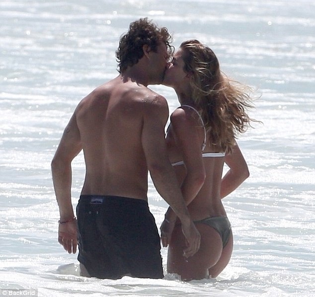 Nina Agdal hò hẹn với "phi công trẻ" sau khi chia tay Leonardo DiCaprio - 12
Đôi tình nhân trẻ quấn quýt không rời khi cùng tắm nắng và đi dạo dưới biển.