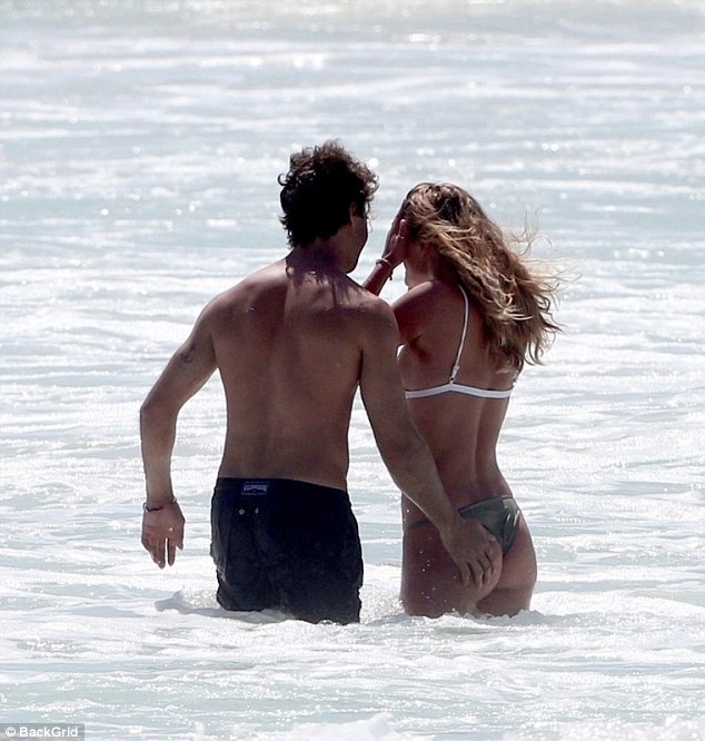 Nina Agdal hò hẹn với "phi công trẻ" sau khi chia tay Leonardo DiCaprio - 5
Jack không thể rời mắt khỏi cô bạn gái bốc lửa và xinh đẹp.