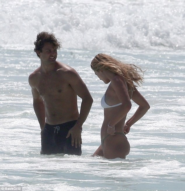 Nina Agdal hò hẹn với "phi công trẻ" sau khi chia tay Leonardo DiCaprio - 4 Nina Agdal hò hẹn với "phi công trẻ" sau khi chia tay Leonardo DiCaprio - 4