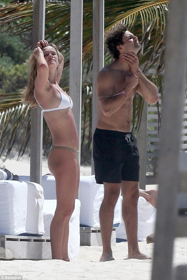 Nina Agdal hò hẹn với "phi công trẻ" sau khi chia tay Leonardo DiCaprio - 3
Nina, năm nay 25 tuổi, là một chân dài nổi tiếng của làng thời trang thế giới còn Jack, 22 tuổi là con trai của ngôi sao Christie Brinkley.