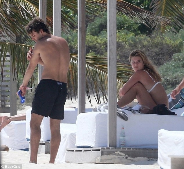 Nina Agdal hò hẹn với "phi công trẻ" sau khi chia tay Leonardo DiCaprio - 2 Nina Agdal hò hẹn với "phi công trẻ" sau khi chia tay Leonardo DiCaprio - 2