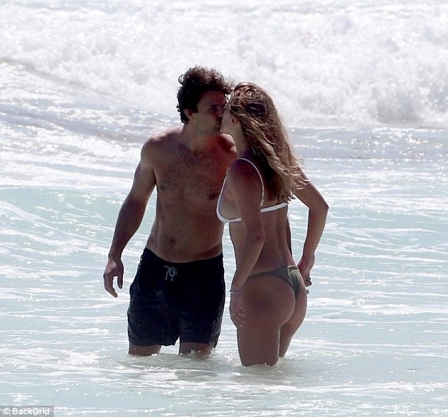 Nina Agdal hò hẹn với "phi công trẻ" sau khi chia tay Leonardo DiCaprio - 1
Nina Agdal bị bắt gặp khóa môi Jack Brinkley-Cook tại bãi biển ở Mexico, ngày 22/2. Đây là kỳ nghỉ đầu tiên của Nina và Jack kể từ khi họ hò hẹn với nhau.