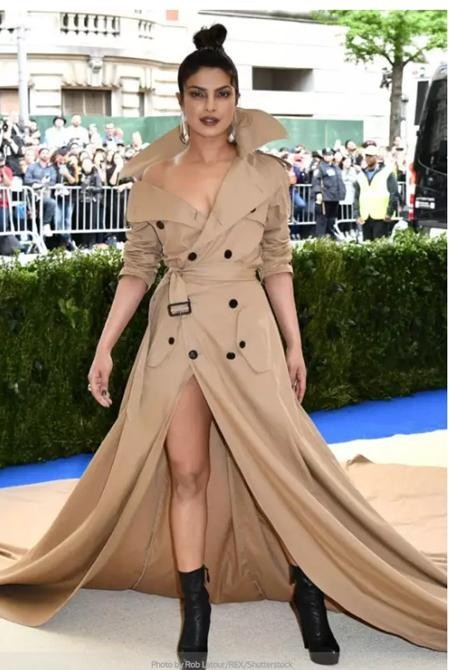 Những mỹ nhân đã bừng sáng trên thảm đỏ trong năm qua - 2 Priyanka Chopra lúc nào cũng biết cách tỏa sáng trên thảm đỏ, ngay cả khi nữ diễn viên bất ngờ diện một chiếc váy lai với áo khoác dài tham dự sự kiện Met Gala năm ngoái