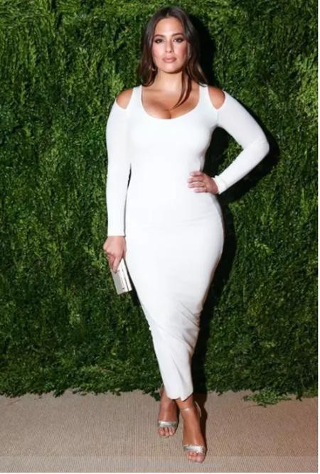 Những mỹ nhân đã bừng sáng trên thảm đỏ trong năm qua - 3 Ashley Graham luôn thách thức rồi phá vỡ mọi giới hạn của làng mẫu thế giới và chiếc đầm trắng khéo léo ôm lấy các đường cong cơ thể này đã giúp Ashley Graham thêm lần nữa khẳng định sự tự tin, quyến rũ