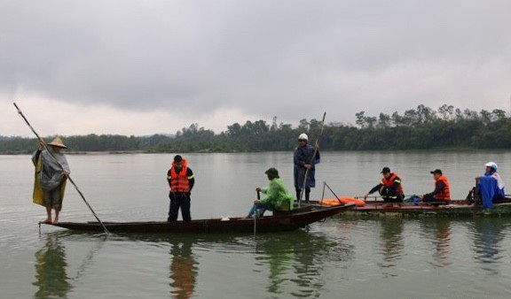 Tìm thấy thi thể cụ ông để lại "tiểu sử bản thân" rồi tự vẫn - 1 Thi thể nạn nhân được tìm thấy cách nơi nhảy sông tự vẫn gần 3km.