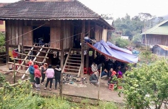 Vụ giết người vì mâu thuẫn chơi game: Nghi phạm, nạn nhân đều là học sinh và họ hàng - 2 Người thân và hàng xóm không khỏi bàng hoàng trước cái chết đau lòng của em Lương Thế K. Ảnh: Báo Nghệ An.