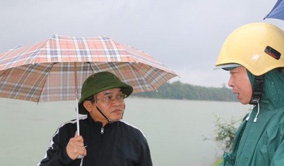 Ông Ngọc Kim Nam - Chủ tịch UBND huyện Đô Lương (áo đen) có mặt tại hiện trường chỉ đạo công tác tìm kiếm ông P. Ảnh: Báo Nghệ An.