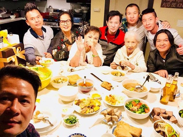 Loạt sao Việt khoe nhà triệu đô; “bí mật” chưa tiết lộ của Xuân Bắc, Phi Nhung - 11 Bằng Kiều tiết lộ cát-xê nghệ sĩ diễn Tết tại Việt Nam và Mỹ. Giá cát-xê nghệ sĩ hát phục vụ Tết tại Việt Nam cao hơn bên Mỹ. Còn mức cát-xê cụ thể ra sao tôi xin giữ vì điều này theo tôi không nên công khai - Bằng Kiều nói.