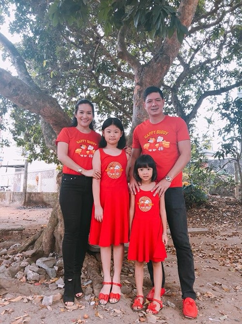 Gia đình Bình Minh - Anh Thơ cũng về quê Bến Tre trong dịp năm mới, cả gia đình chọn mặc đồng phục gia đình với áo đỏ, in hình chú cún rất đáng yêu.