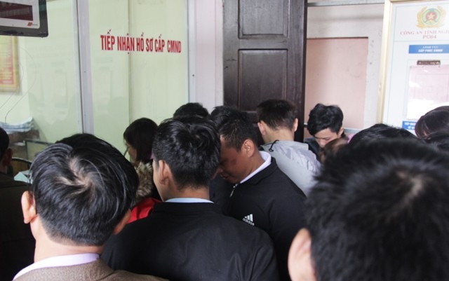 Nhu cầu cấp đổi giấy tờ tùy thân tăng đột biến, công an căng sức làm việc - 1 Người dân đến làm thủ tục cấp đổi CMND sau Tết Nguyên đán Mậu Tuất gấp 5 lần so với ngày thường