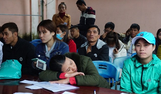 Nhu cầu cấp đổi giấy tờ tùy thân tăng đột biến, công an căng sức làm việc - 4 Một người phụ nữ tranh thủ chợp mắt trong khi chờ đến lượt hoàn tất hồ sơ cấp đối CMND vào sáng ngày 24/2