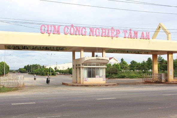 Cách chức Phó phòng Kinh tế gây thất thoát ngân sách gần 10 tỷ đồng - 1
Cụm công nghiệp Tân An nơi ông Mạo từng làm Giám đốc Ban quản lý khu tiểu thủ công nghiệp đã buông lỏng quản lý để dân lấn chiếm trên 1.000m2 đất (ảnh Báo Đắk Lắk)