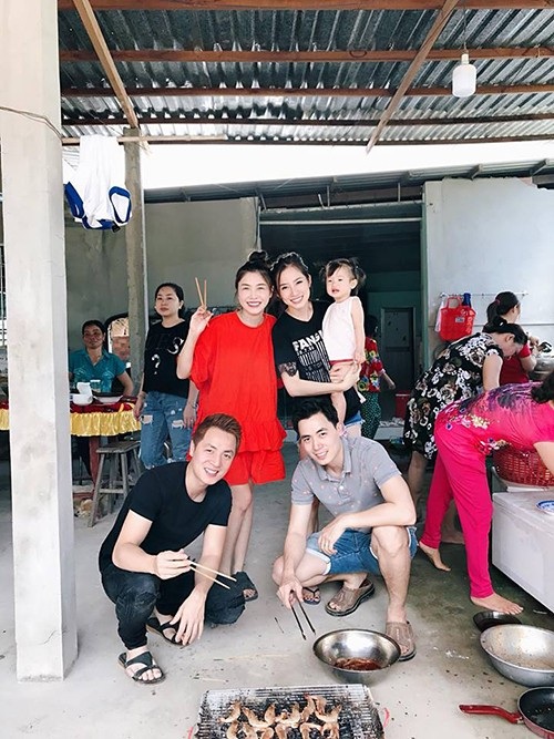 
Ca sĩ Đăng Khôi cùng vợ Thủy Anh và vợ chồng em trai Đăng Nguyên không đi chơi xa mà về miền Tây chúc Tết họ hàng, cùng thưởng thức những món ăn dân dã.
