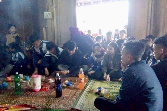 Vụ giết người vì mâu thuẫn chơi game: Nghi phạm, nạn nhân đều là học sinh và họ hàng - 3
Sau khi nghe tin, rất đông bạn bè thầy cô đã đến chia buồn cùng gia đình em K. Ảnh: Báo Nghệ An.