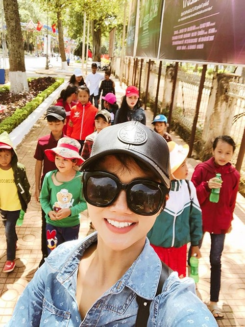 Hoa hậu hoàn vũ Hhen Niê đã dành một trong những ngày đầu năm mới để đưa các bé ở bản đi tham gia tại khu vui chơi giải trí. Như Hhen Niê chia sẻ, cô mong muốn mang đến cho các em có những kỷ niệm đáng nhớ ở tuổi thơ, để các em có cơ hội tiếp cận với xã hội bên ngoài.