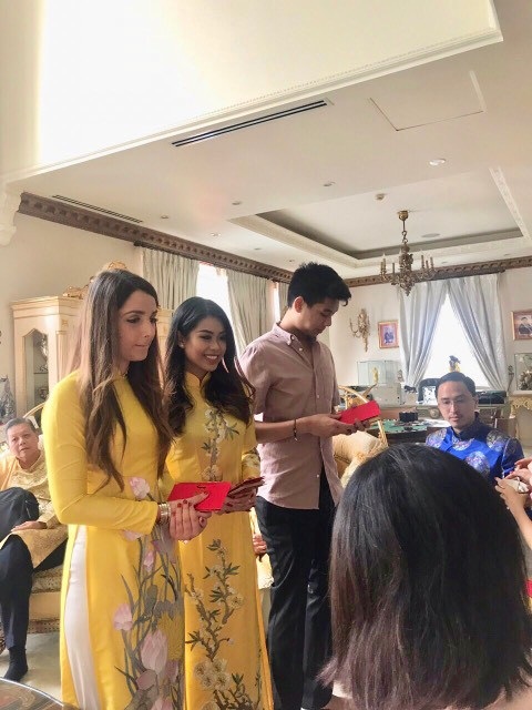 Loạt sao Việt khoe nhà triệu đô; “bí mật” chưa tiết lộ của Xuân Bắc, Phi Nhung - 10 Thảo Tiên và Hiếu Nguyễn được biết đến là những “cậu ấm cô chiêu” con “vua hàng hiệu” Johnathan Hạnh Nguyễn. Nếu như các anh chị và bố mẹ mình thường được truyền thông nhắc nhiều thì cậu út Hiếu Nguyễn có đời sống riêng tư khá kín tiếng. Trong những ngày Tết vừa qua, gia đình “vua hàng hiệu” vẫn giữ nếp truyền thống Tết Việt Nam trọng lễ giáo. Thảo Tiên chọn cho mình chiếc áo dài truyền thống, và Hiếu Nguyễn lại chọn cho mình sơ mi đơn giản nhưng cả hai đều tạo ấn tượng, đẹp mắt không kém mặc đồ hiệu.