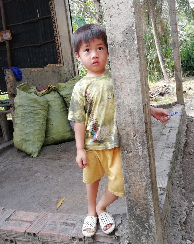 Thương bé 8 tuổi mỗi lần đứt tay là đi viện - 12 Còn cháu Trần Hải Nhựt (4 tuổi) còn quá nhỏ để hiểu được sự khốn khổ của gia đình. Tương lai cháu rồi đây không biết sẽ ra sao.