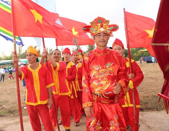 Hàng nghìn người "đội nắng" dự lễ hội Nghinh Ông Duyên Hải - 5 Hàng nghìn người "đội nắng" dự lễ hội Nghinh Ông Duyên Hải - 5