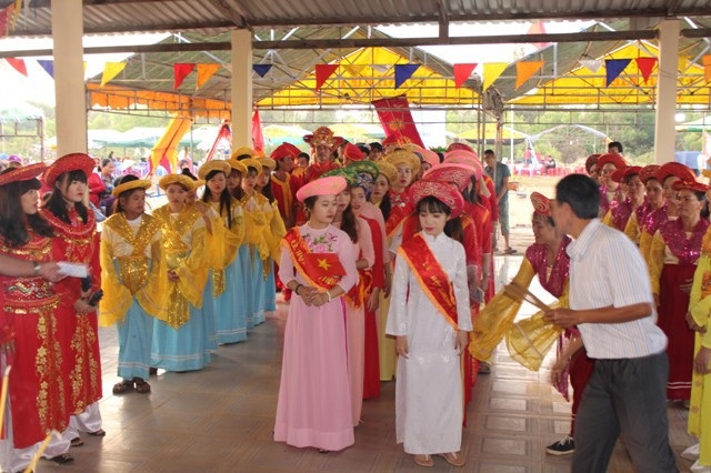 Hàng nghìn người "đội nắng" dự lễ hội Nghinh Ông Duyên Hải - 6 Hàng nghìn người "đội nắng" dự lễ hội Nghinh Ông Duyên Hải - 6