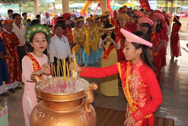 Hàng nghìn người "đội nắng" dự lễ hội Nghinh Ông Duyên Hải - 7 Hàng nghìn người "đội nắng" dự lễ hội Nghinh Ông Duyên Hải - 7