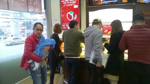 Sau khi mua hàng xong, chị Phương được sắp xếp chỗ ngồi và thanh toán trước