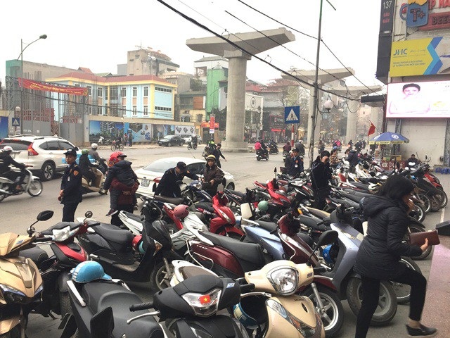 Mẹ bỉm sữa bồng con 4 tháng đi mua vàng trước lễ Thần tài - 1