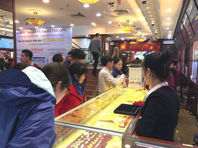 Mặt hàng được người dân quan tâm hiện nay là nhẫn vàng trơn, nhưng khá nhiều người quan tâm đến các đồng tiền vàng là linh vật của năm Mậu Tuất: Kim khuyển, chó vàng thần tài...