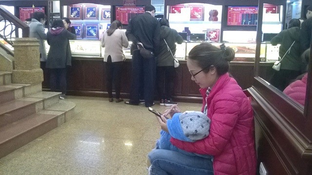 Chị Phương (Hà Nội) quyết định bế con nhỏ khoảng 4 tháng tuổi đi mua vàng trước ngày Vía Thần tài.