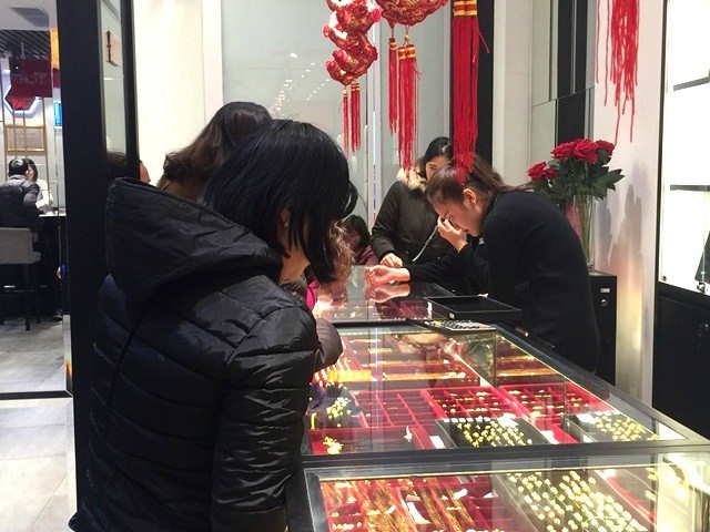 Mặt hàng vàng trang sức gồm nhẫn vòng tròn, lắc tay, kiềng được rất nhiều người quan tâm