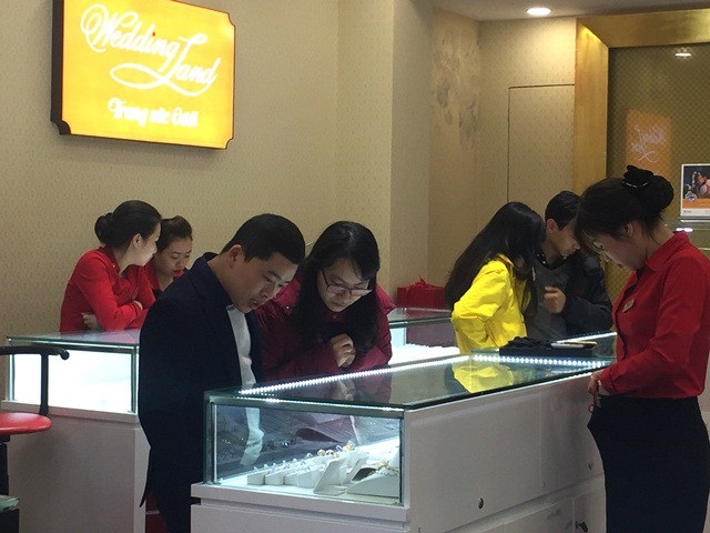 Không chỉ có vàng, kim cương hay trang sức cũng được người dân quan tâm