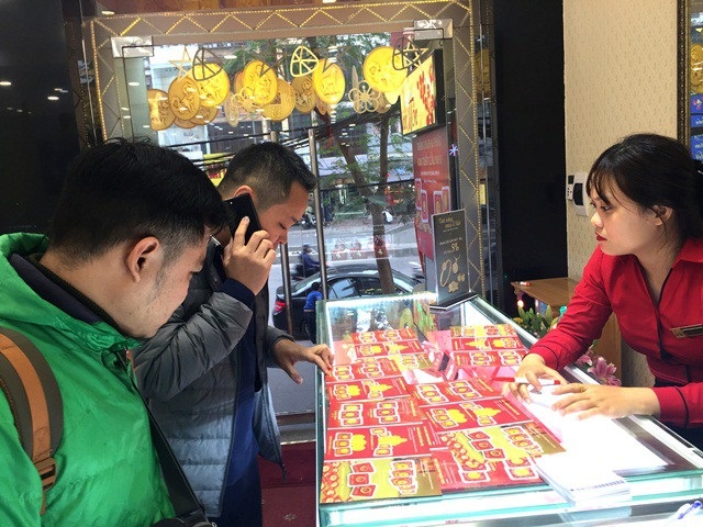 Không chỉ có phụ nữ, nhiều đàn ông, thanh niên mua vàng về tặng vợ dịp này