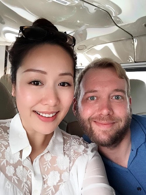 Hoa hậu Ngô Phương Lan vui vẻ đưa gia đình chồng Tây về thăm quê nội của cô trong dịp năm mới.