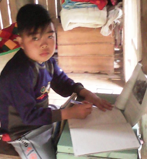 Cháu Bùi Văn Hải đã 15 tuổi nhưng do bệnh tật giày vò, hiện cơ thể chỉ như đứa trẻ lên 5.