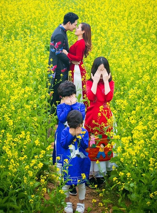 MC Phan Anh khoe hình ảnh hạnh phúc của cả nhà trên cánh đồng hoa cải ngày đầu năm với sự tạo dáng hài hước và đáng yêu của cả nhà. Các con nam MC che mặt khi bố mẹ thể hiện tình cảm. Phan Anh viết: Mình nhịn cả thiên hạ, hà cớ chi không nhịn vợ mình? Hehe, đúng là mình đã phát biểu thế đấy! Đàn ông, biết nhịn và biết nói xin lỗi (ngay cả khi không hiểu mình mắc lỗi gì) là có thể giữ gìn hạnh phúc gia đình được ít nhất hơn một thập kỷ rồi (nói từ kinh nghiệm bản thân thôi).