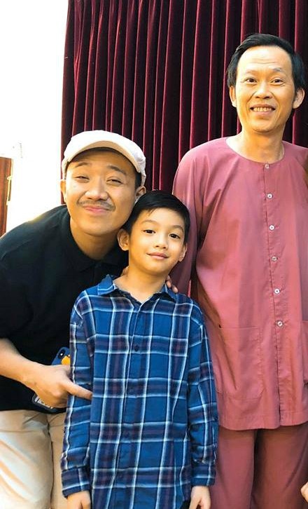 Subeo chụp ảnh lưu niệm với 2 thần tượng được mẹ Hồ Ngọc Hà chia sẻ: Cậu thích bác Hoài Linh và chú Trấn Thành, cười muốn rơi hàm với các bác hôm qua.