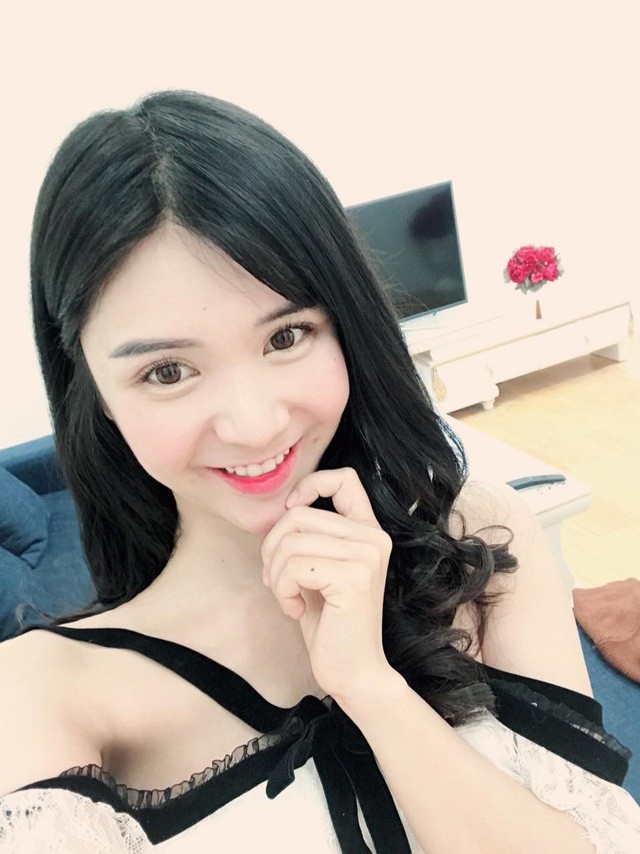Loạt sao Việt khoe nhà triệu đô; “bí mật” chưa tiết lộ của Xuân Bắc, Phi Nhung - 6 Thanh Bi Người phán xử tiết lộ căn hộ mới tậu được Quang Lê tặng sau khi chia tay. Chia sẻ với PV Dân trí, Thanh Bi cho biết, mua nhà là “duyên” vì ban đầu cô cũng không định mua. “Hồi yêu nhau, anh Quang Lê có đưa em về nhà vài lần thì thấy ngõ em ở tối quá, muốn em có không gian sống tốt hơn. Anh Quang Lê rất phóng khoáng, hiền và tính có đôi chút trẻ con”, Thanh Bi cho biết.