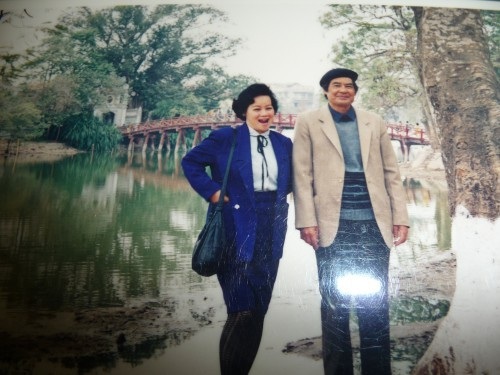 NSND Tuệ Minh - vợ cố nhà văn Nguyễn Đình Thi qua đời - 3 Bức ảnh kỷ niệm của nghệ sĩ Tuệ Minh với chồng là nhà văn Nguyễn Đình Thi bên cầu Thê Húc - Hồ Gươm.