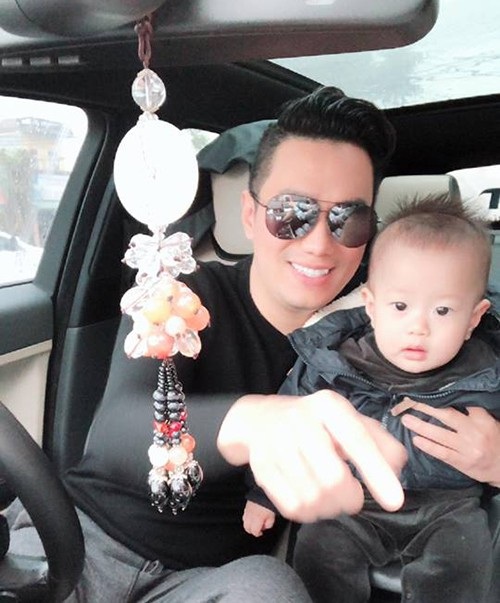 Diễn viên Việt Anh cùng gia đình về quê thăm hỏi người thân trong dịp năm mới. Chia sẻ ảnh của cậu con trai và gọi yêu con là soái ca.