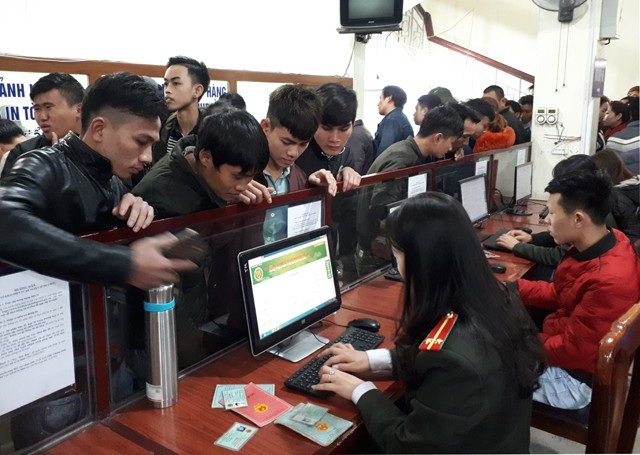 Nhu cầu cấp đổi giấy tờ tùy thân tăng đột biến, công an căng sức làm việc - 6 Cán bộ các đơn vị giải quyết hồ sơ thủ tục phải làm việc thông tầm, thêm giờ, làm việc cả thứ 7, Chủ nhật để đảm bảo không người dân nào phải ra về khi chưa hoàn tất thủ tục cấp đổi các loại giấy tờ tùy thân