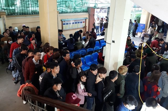 Nhu cầu cấp đổi giấy tờ tùy thân tăng đột biến, công an căng sức làm việc - 5 Dòng người rồng rắn xếp hàng chờ tới lượt tại Phòng quản lý Xuất nhập cảnh Công an tỉnh Nghệ An. Sau Tết Nguyên đán, trung bình mỗi ngày đơn vị tiếp nhận và giải quyết hơn 1.000 hồ sơ làm hộ chiếu và giấy thông hành cho người dân