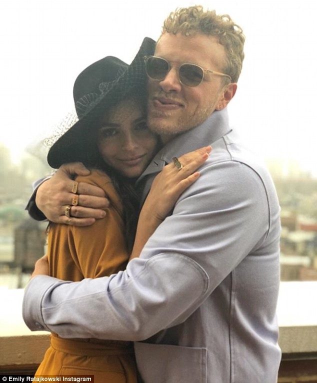 Người đẹp siêu vòng một bất ngờ cưới chồng - 1
Lần đầu tiên người mẫu Emily Ratajkowski để lộ mặt người thương cũng là khi cô báo tin vui tới người hâm mộ là cô đã kết hôn