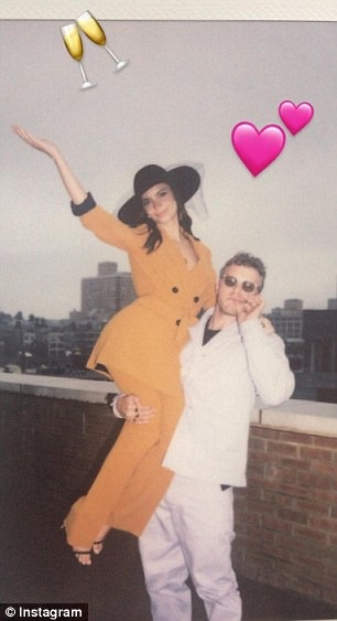 Người đẹp siêu vòng một bất ngờ cưới chồng - 2
Chồng của biểu tượng sex 9X là nhà làm phim Sebastian Bear-McClard