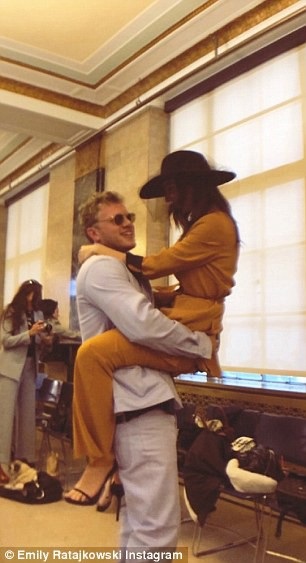 Người đẹp siêu vòng một bất ngờ cưới chồng - 3
Cặp đôi kết hôn chỉ sau vài tuần hò hẹn và trong buổi lễ tổ chức tại New York, Emily mặc bộ đồ Zara màu vàng thay vì váy cưới