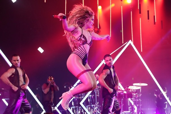 Jennifer Lopez khoe vòng ba rực lửa - 7
Alex Rodriguez vừa mua nhẫn khủng trị giá hàng trăm nghìn đô la tặng bạn gái xinh đẹp.