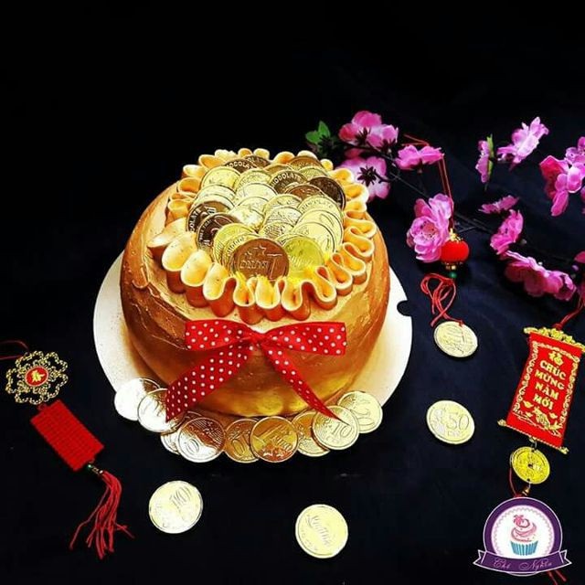 Bánh hũ vàng "cháy hàng" làm không kịp bán ngày Vía Thần Tài - 2 Bánh hũ vàng được trang trí với màu nhũ thực phẩm nên có thể ăn được.