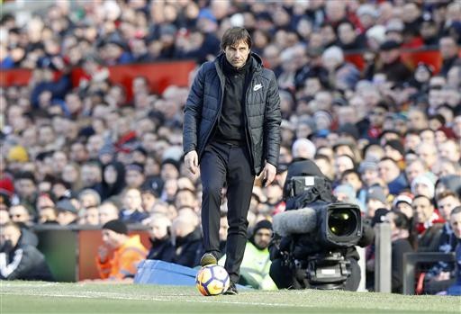 MU 2-1 Chelsea: Màn ngược dòng ngoạn mục - 4
Conte chặn bóng lại bên ngoài đường biên Old Trafford